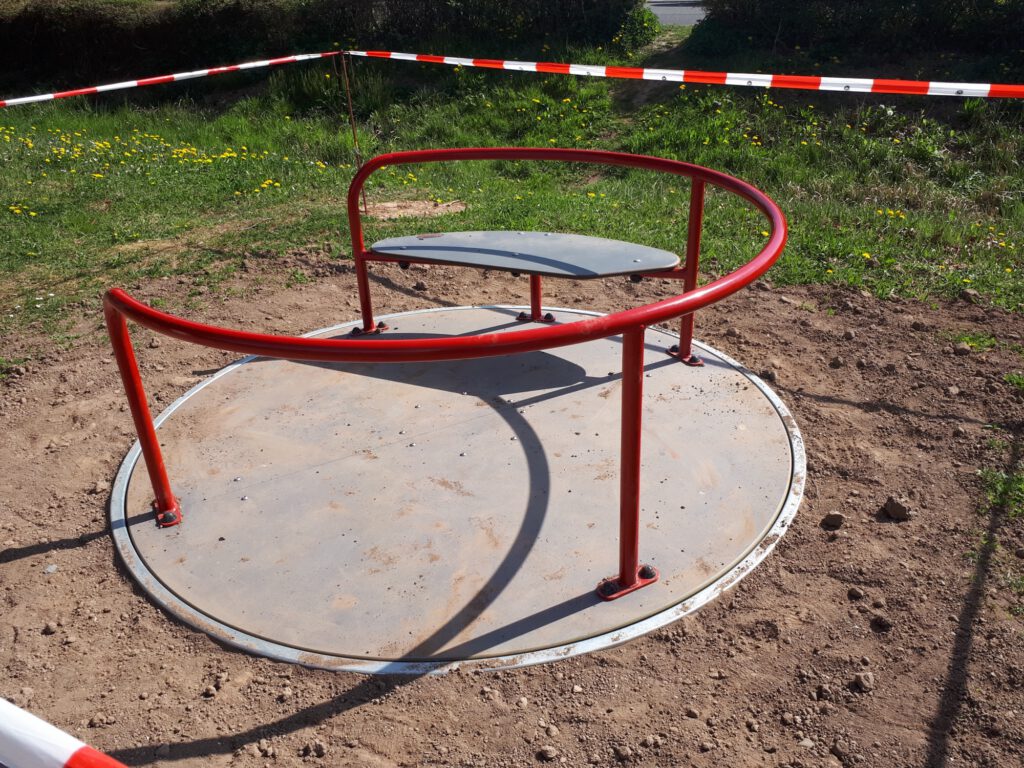 Rollstuhl-geeignetes Karussell auf dem Bad Königer Spielplatz